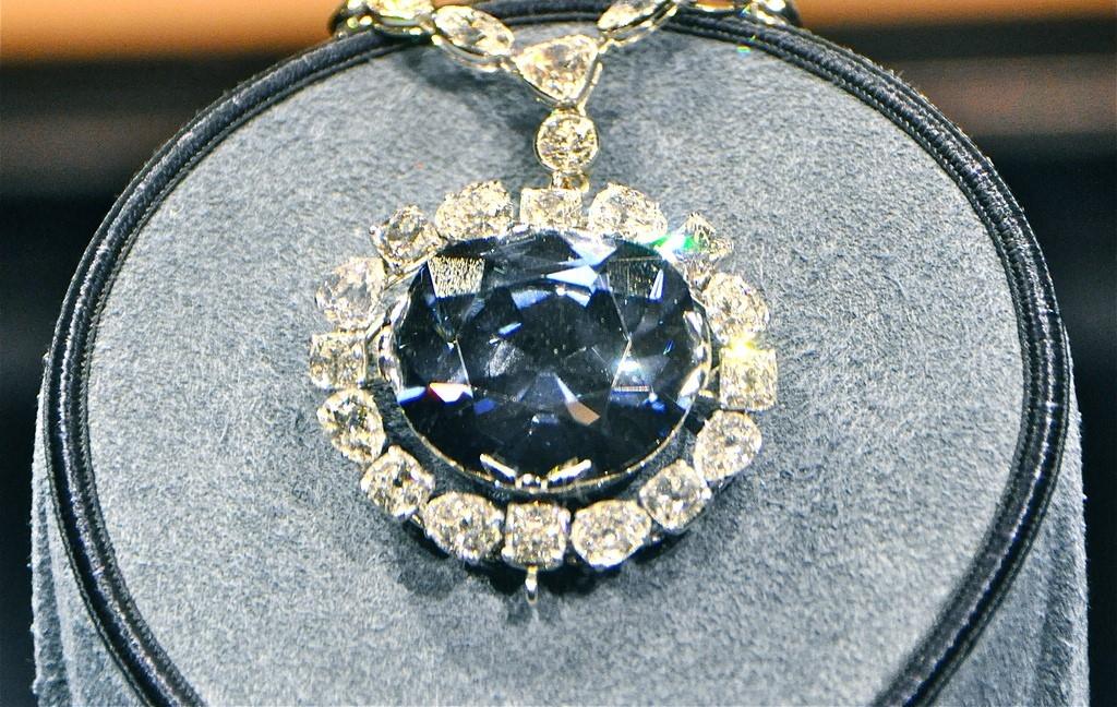 Joyería El Diamante: Elegante Collar de Diamantes con Brillantes Detalles Premium