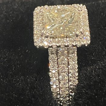 Joyas elegantes en Whittier Jewelry Mart – Tienda de Joyería y Accesorios de Calidad