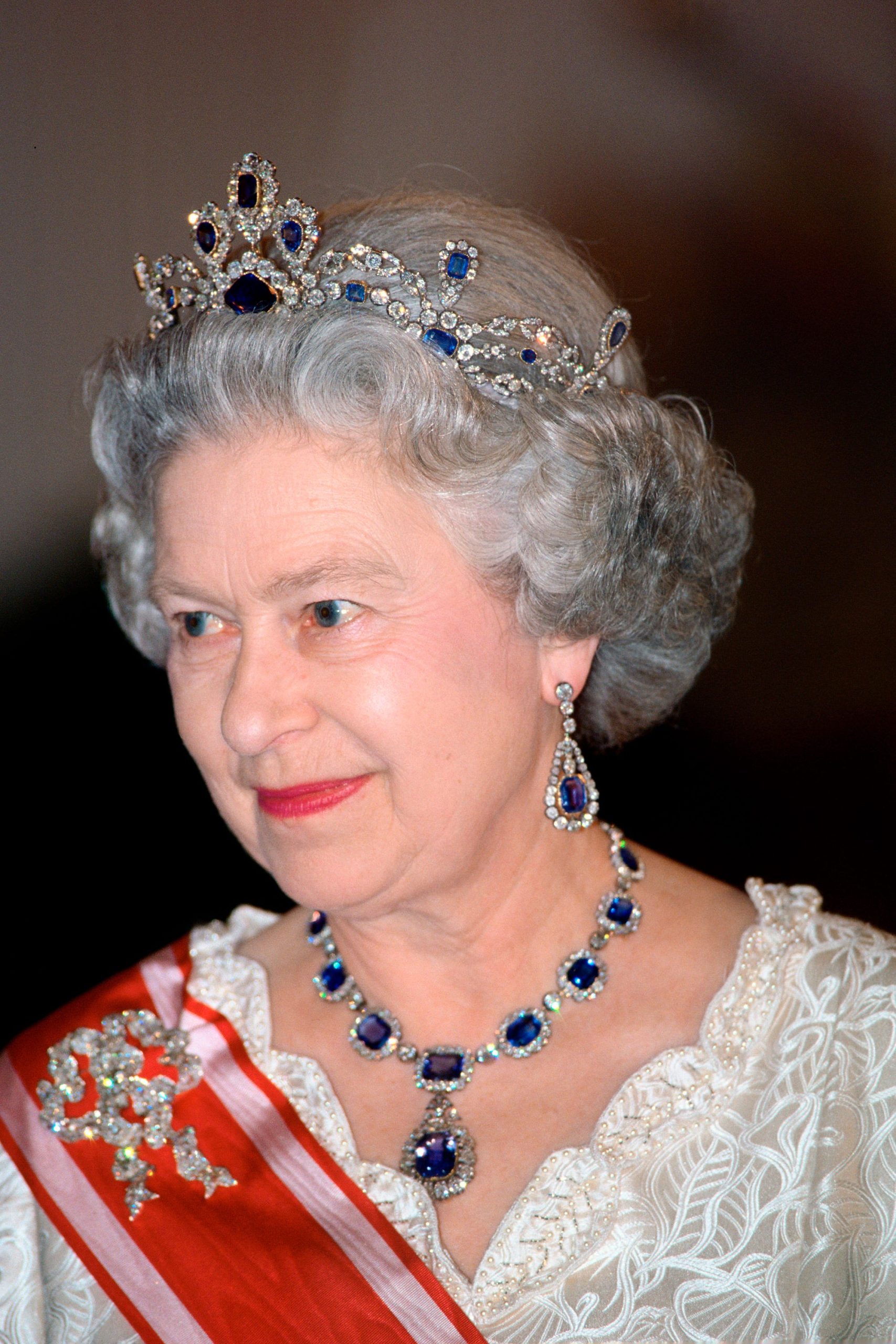 Joyas Reales: Elegancia de Diamantes y Oro para Eventos de Lujo