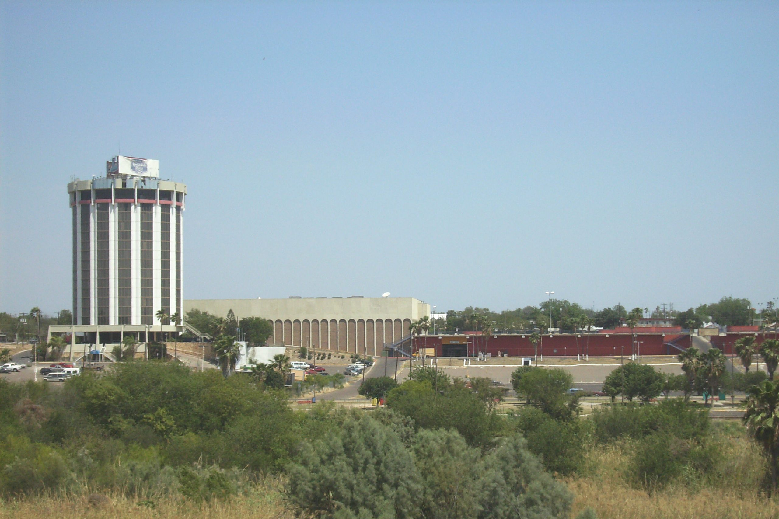 Fotografía del Portal Laredo: Vista panorámica del histórico acceso de la ciudad