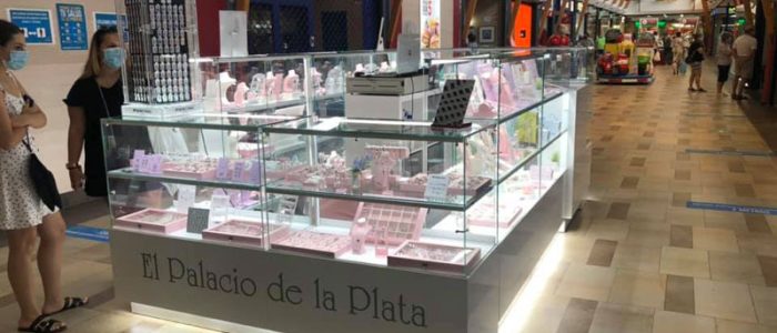 Palacio de Plata: impresionante arquitectura de acero y cristal, destino turístico icónico