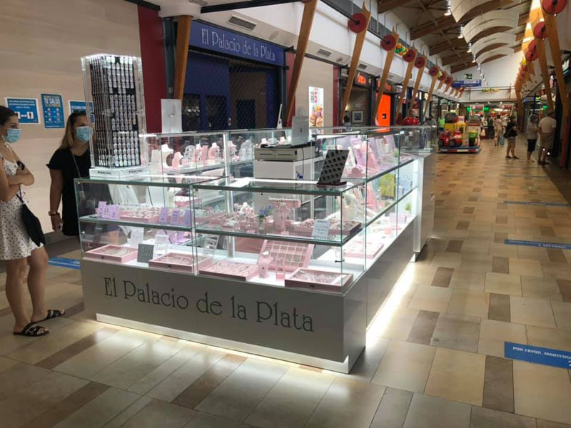 Palacio de Plata: impresionante arquitectura de acero y cristal, destino turístico icónico