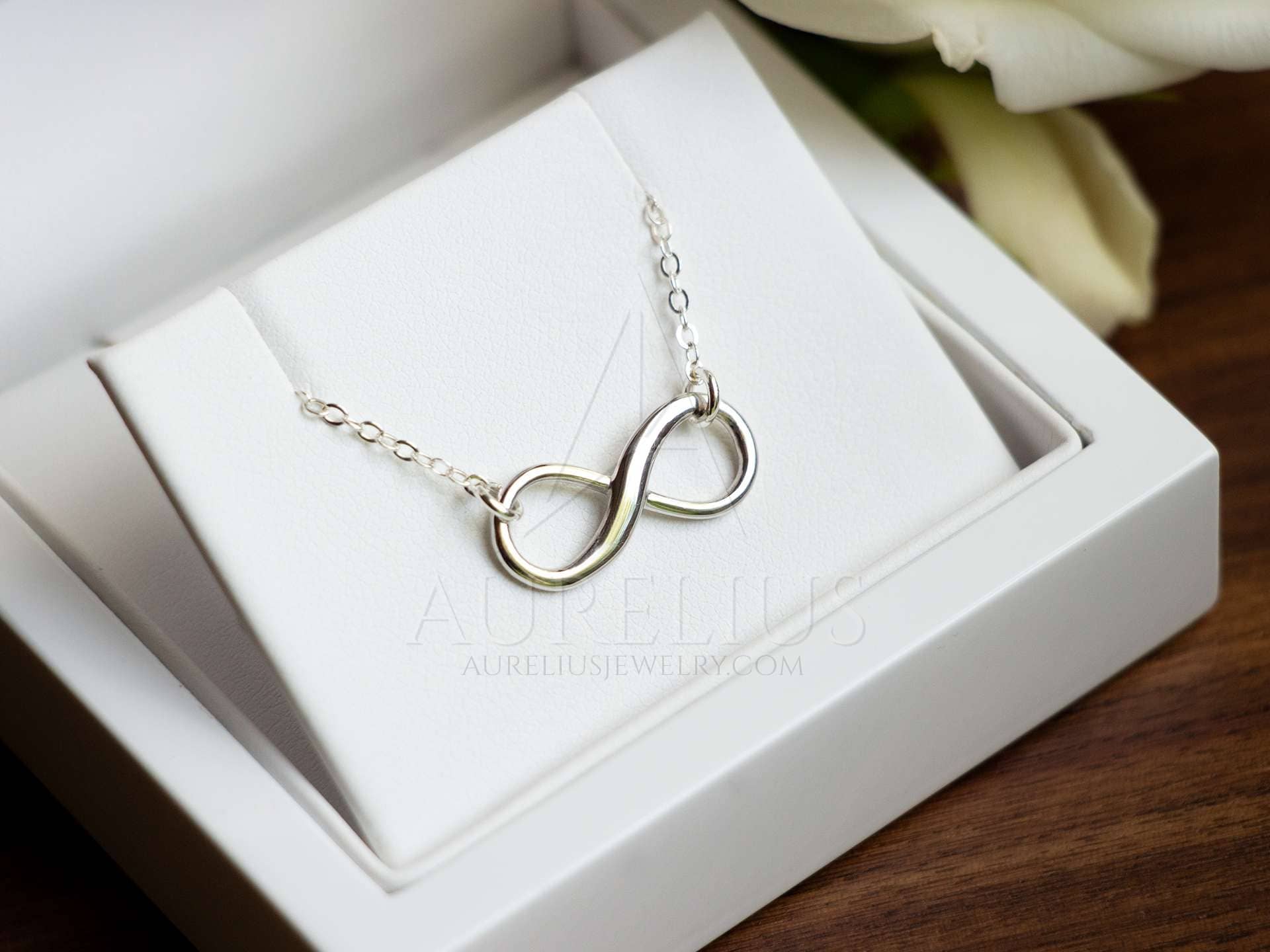 Joyas Infinity: Elegancia sin fin, pulseras y collares de diseño infinito