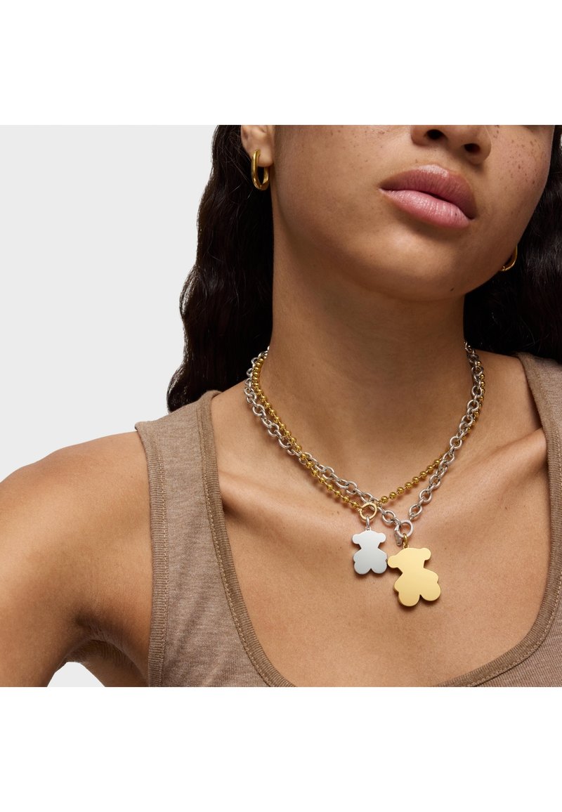 Collar de plata con colgante de corazón – Joyería Tous, diseño elegante y brillante