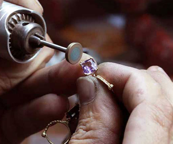 Reparación de joyas: servicio profesional, restauración de anillos, collares y pulseras
