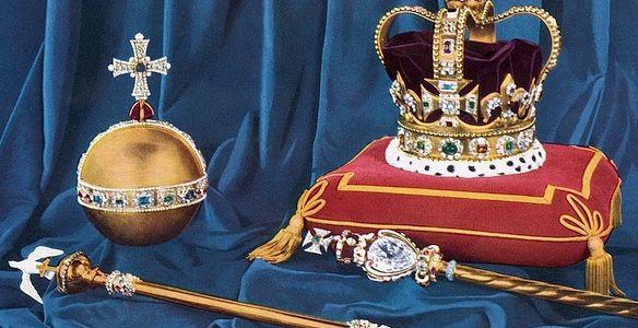 Joyería de Corona: Elegante Collar y Anillos de Oro con Detalles de Cristal