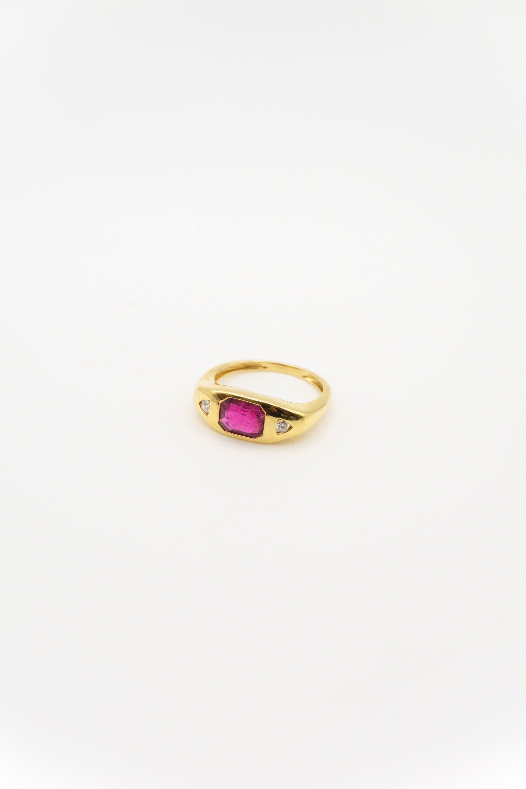 Joyería Ruby: Elegantes Anillos de Oro y Diamantes – Diseño Exclusivo