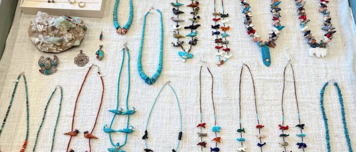 Joyas America: Elegantes piezas de joyería de diseño latinoamericano, estilo y lujo