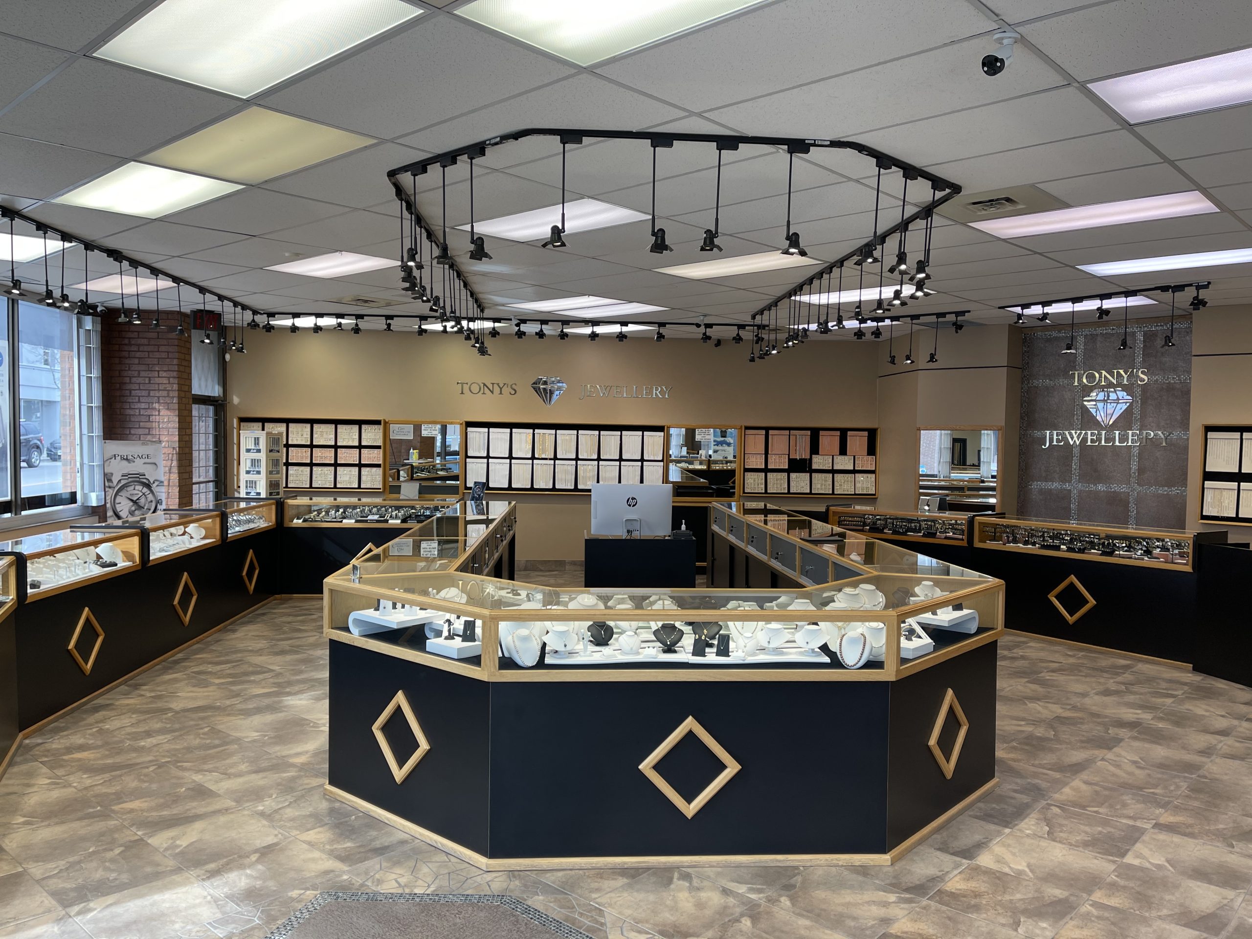 Joyas de lujo de Tony: Elegante colección de anillos, collares y pulseras premium