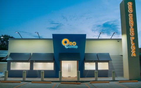 Oro Centro Plaza: Vista panorámica del icónico centro comercial con arquitectura moderna y tiendas de lujo