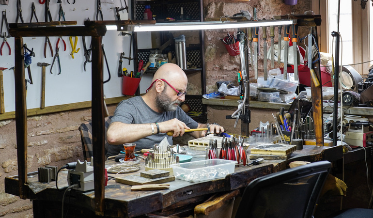 Taller de Joyería: Creación artesanal de joyas únicas, diseños exclusivos y materiales premium