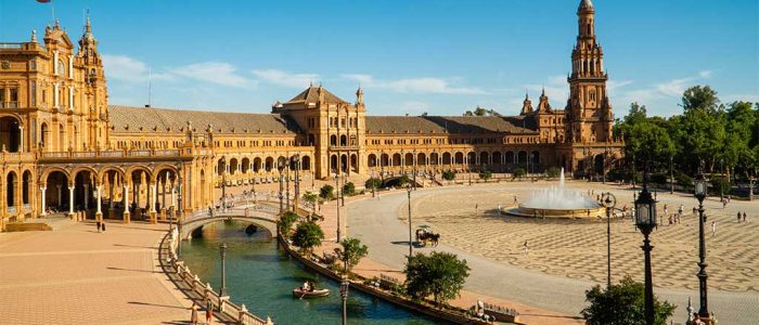 Fotografía vibrante de La Plaza – arquitectura histórica, gente caminando y ambiente urbano